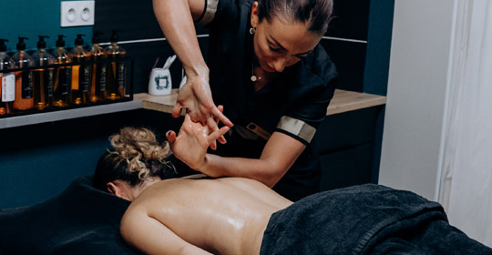 Massage Lomi Lomi - Cocon de soi, Institut de beauté, esthéticienne à Saint Rambert d'Albon en Ardèche.