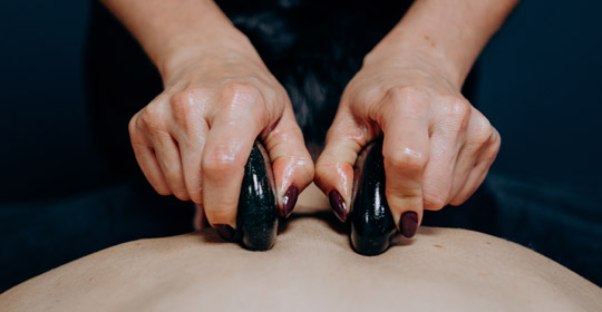 Massage pierres chaudes - Cocon de soi, Institut de beauté, esthéticienne à Saint Rambert d'Albon en Ardèche.